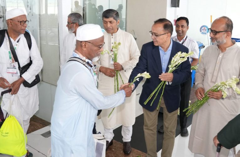 First Hajj return flight lands in Dhaka